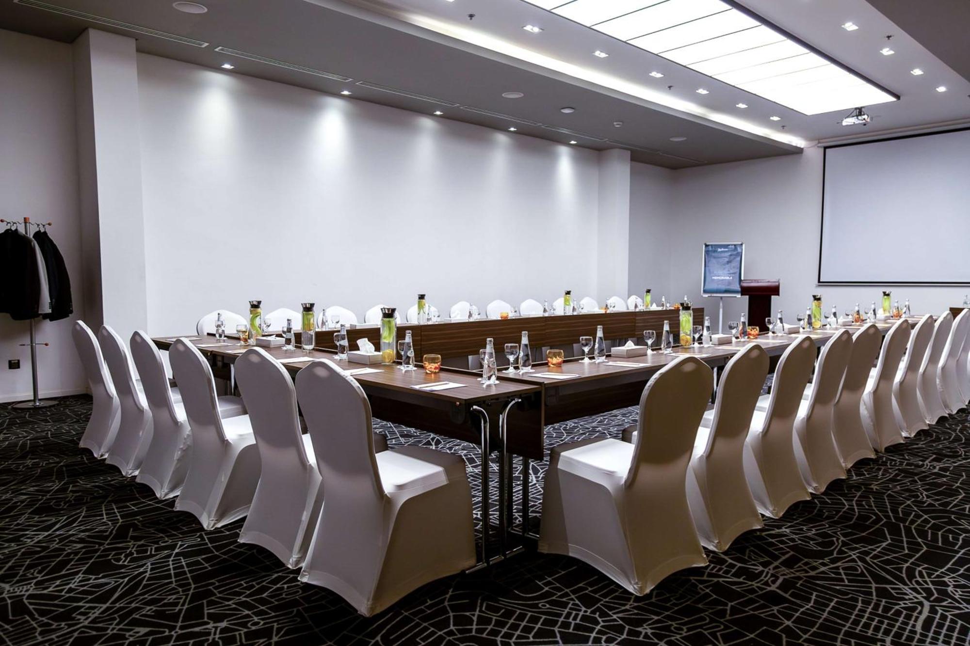 Radisson Hotel & Apartments Dammam Industrial City Buitenkant foto